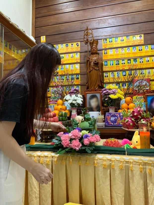 Mẹ bé V.A lần đầu xuất hiện sau vụ việc đau lòng, tự tay cắm hoa, bày lễ trên bàn thờ con trong ngày đầu năm mới - Ảnh 1. Mẹ bé V.A lần đầu xuất hiện sau vụ việc đau lòng, tự tay cắm hoa, bày lễ trên bàn thờ con trong ngày đầu năm mới - Ảnh 1.