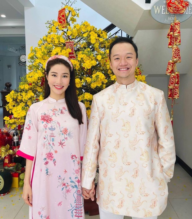 Sao Vbiz ngày mồng 1 Tết: Hà Tăng khoe ảnh siêu tình với ông xã, Tóc Tiên diện áo dài đỏ cùng dàn mỹ nhân khoe sắc - Ảnh 7. Sao Vbiz ngày mồng 1 Tết: Hà Tăng khoe ảnh siêu tình với ông xã, Tóc Tiên diện áo dài đỏ cùng dàn mỹ nhân khoe sắc - Ảnh 7.