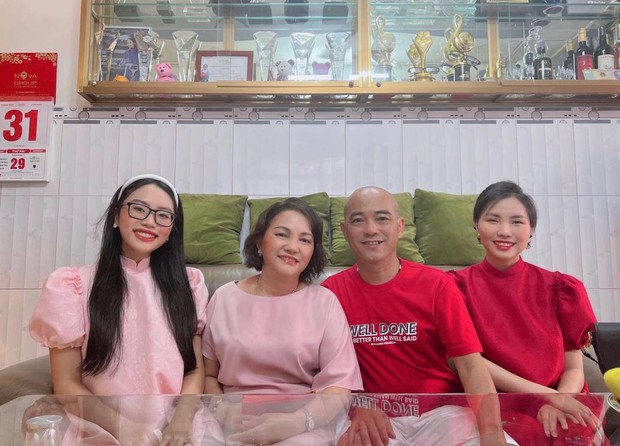 Sao Vbiz ngày mồng 1 Tết: Hà Tăng khoe ảnh siêu tình với ông xã, Tóc Tiên diện áo dài đỏ cùng dàn mỹ nhân khoe sắc - Ảnh 17. Sao Vbiz ngày mồng 1 Tết: Hà Tăng khoe ảnh siêu tình với ông xã, Tóc Tiên diện áo dài đỏ cùng dàn mỹ nhân khoe sắc - Ảnh 17.