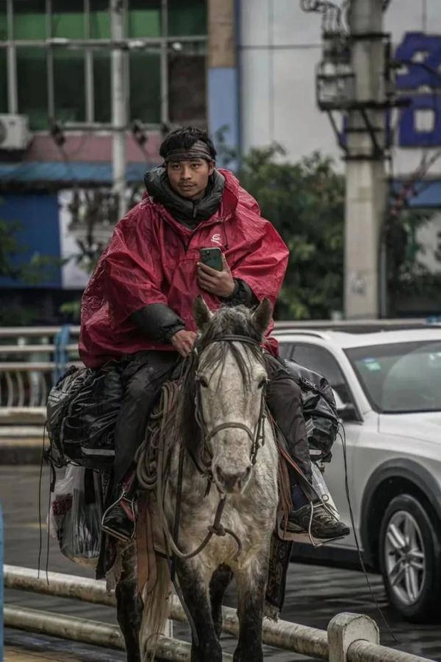Cưỡi ngựa hơn nửa năm về quê ăn Tết, chàng trai vượt gần 5 ngàn cây số để vượt qua giới hạn bản thân khiến CĐM khâm phục - Ảnh 2.
