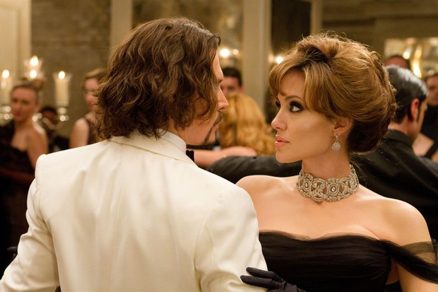 Khi mỹ nhân Hollywood “ra rìa” vì phục trang quá lồng lộn: Đẹp cỡ Angelina Jolie, Kristen Stewart rồi mà vẫn bị chi tiết này lấn lướt! - Ảnh 1.