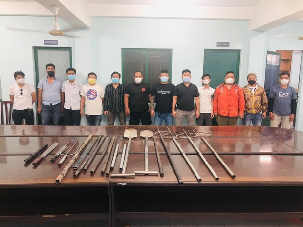 TP.HCM: Lời khai của 12 đối tượng trong vụ cầm hung khí hỗn chiến như phim trên phố - Ảnh 1.