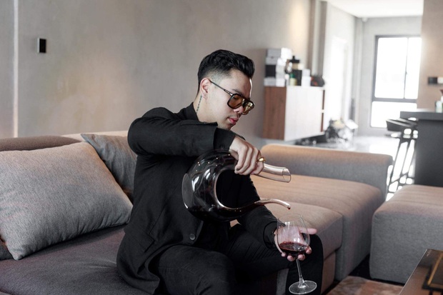 Soái ca 23 tuổi đi siêu xe chục tỷ, tự xây nhà 5 tầng sang chảnh nhất nhì Sài Gòn khiến MXH náo loạn - Ảnh 2.