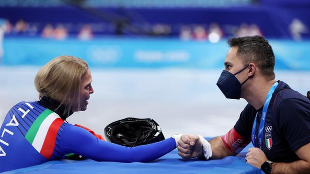 Nữ VĐV lao tới hôn môi ông thầy sau khi giành được HCV tại Olympic, fan thông cảm khi biết được nguyên nhân đằng sau - Ảnh 3. Nữ VĐV lao tới hôn môi ông thầy sau khi giành được HCV tại Olympic, fan thông cảm khi biết được nguyên nhân đằng sau - Ảnh 3.