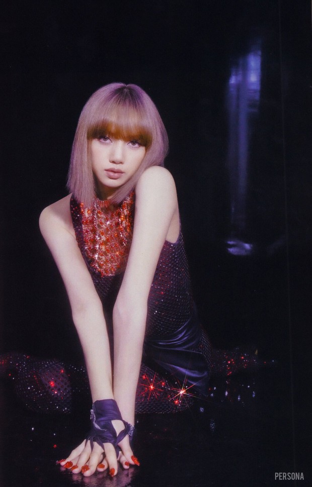 Lisa (BLACKPINK) được ông tổ viral độ thật rồi: Dát vàng làm MV, tên bài hát đậm mùi tiền nên thành tích solo toàn vàng bạc đá quý? - Ảnh 2. Lisa (BLACKPINK) được ông tổ viral độ thật rồi: Dát vàng làm MV, tên bài hát đậm mùi tiền nên thành tích solo toàn vàng bạc đá quý? - Ảnh 2.