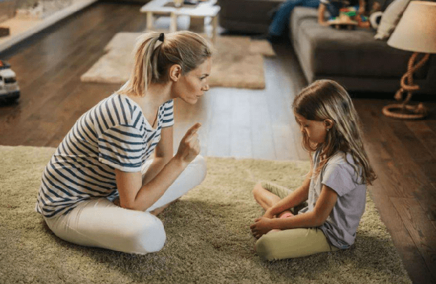 Người mẹ thản nhiên để con gái giẫm lên ghế tàu điện, vị khách nữ chỉ hỏi một câu khiến 2 mẹ con phải xấu hổ - Ảnh 2. Người mẹ thản nhiên để con gái giẫm lên ghế tàu điện, vị khách nữ chỉ hỏi một câu khiến 2 mẹ con phải xấu hổ - Ảnh 2.