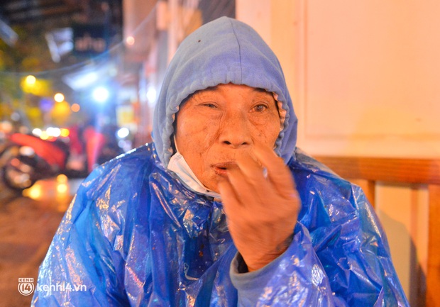 Lời tâm sự xót xa của những người vô gia cư ở Hà Nội giữa cái rét thấu xương 11 độ: Chẳng có chăn, gối nên mặc tạm áo mưa tránh rét - Ảnh 4.