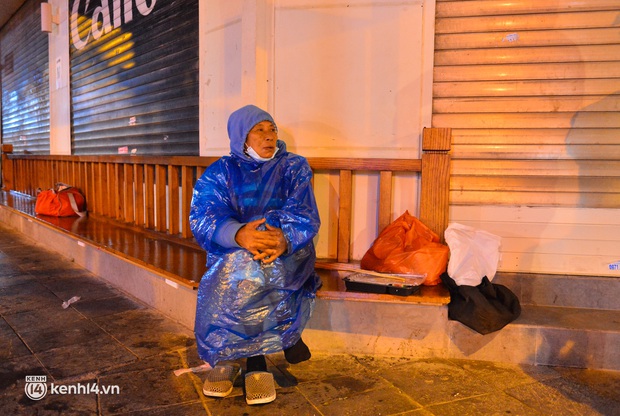 Lời tâm sự xót xa của những người vô gia cư ở Hà Nội giữa cái rét thấu xương 11 độ: Chẳng có chăn, gối nên mặc tạm áo mưa tránh rét - Ảnh 3.