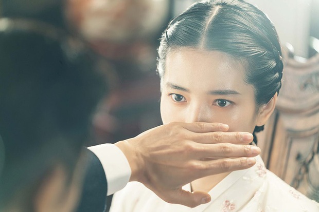 So kè 2 nữ chính phim Hàn hot nhất hiện nay: Park Min Young nhiệt tình lăn giường đã bạo bằng nàng thơ cảnh nóng? - Ảnh 4.