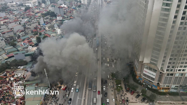 Hà Nội: Cháy lan dữ dội kèm nhiều tiếng nổ lớn trên đường Nguyễn Xiển vào đúng trưa Rằm - Ảnh 6.