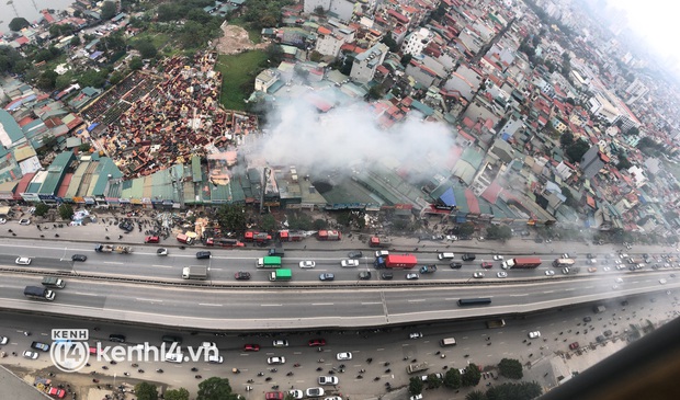 Hà Nội: Cháy lan dữ dội kèm nhiều tiếng nổ lớn trên đường Nguyễn Xiển vào đúng trưa Rằm - Ảnh 5.