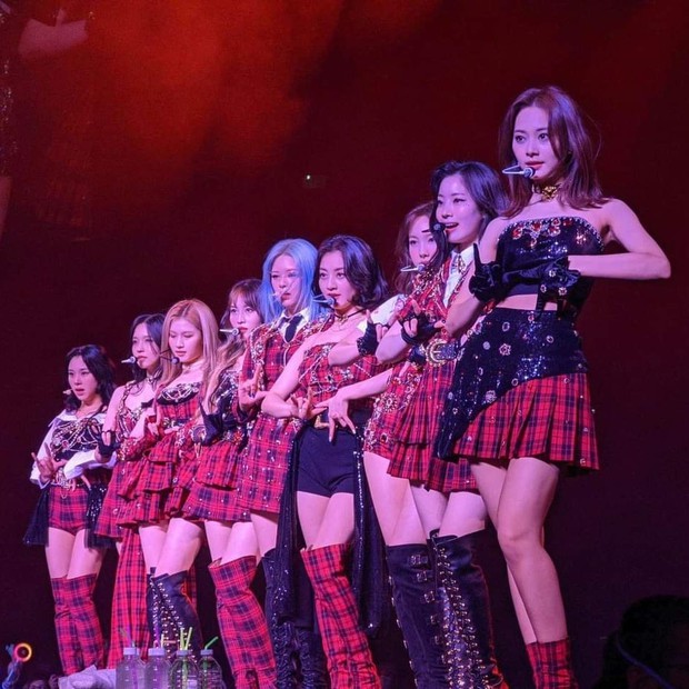 TWICE có hát nhép tại concert Mỹ hay không, xem fancam này là biết! - Ảnh 7. TWICE có hát nhép tại concert Mỹ hay không, xem fancam này là biết! - Ảnh 7.