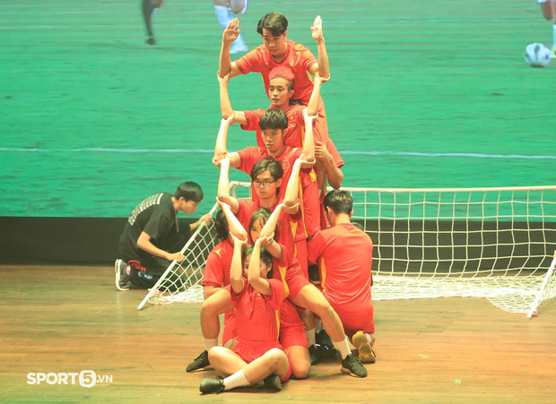 Hoàng Đức giành danh hiệu Quả bóng vàng 2021, Quang Hải về nhì - Ảnh 14.