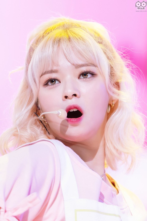 Jeongyeon (TWICE) gây ngỡ ngàng với diện mạo mới tại concert: Giảm cân thấy rõ chỉ trong 3 tháng, visual thế nào qua ống kính của fan? - Ảnh 7. Jeongyeon (TWICE) gây ngỡ ngàng với diện mạo mới tại concert: Giảm cân thấy rõ chỉ trong 3 tháng, visual thế nào qua ống kính của fan? - Ảnh 7.