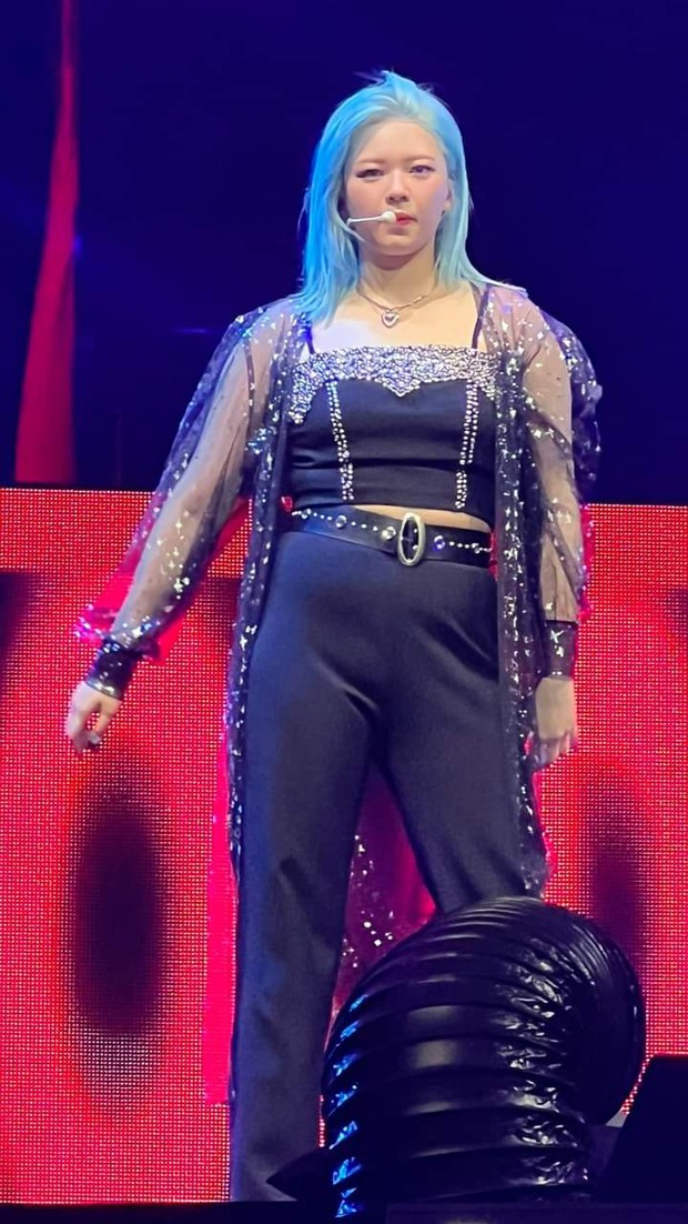 Jeongyeon (TWICE) gây ngỡ ngàng với diện mạo mới tại concert: Giảm cân thấy rõ chỉ trong 3 tháng, visual thế nào qua ống kính của fan? - Ảnh 11. Jeongyeon (TWICE) gây ngỡ ngàng với diện mạo mới tại concert: Giảm cân thấy rõ chỉ trong 3 tháng, visual thế nào qua ống kính của fan? - Ảnh 11.