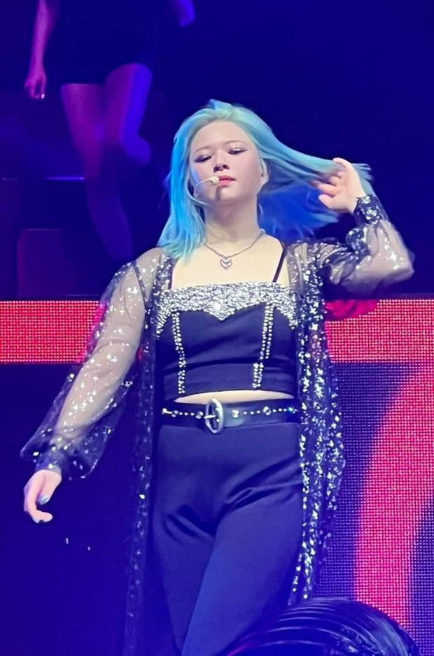 Jeongyeon (TWICE) gây ngỡ ngàng với diện mạo mới tại concert: Giảm cân thấy rõ chỉ trong 3 tháng, visual thế nào qua ống kính của fan? - Ảnh 10. Jeongyeon (TWICE) gây ngỡ ngàng với diện mạo mới tại concert: Giảm cân thấy rõ chỉ trong 3 tháng, visual thế nào qua ống kính của fan? - Ảnh 10.