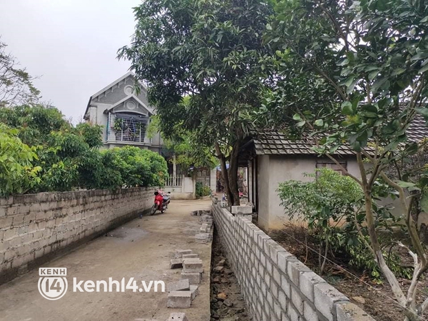 Ảnh: Cận cảnh hiện trường và góc cửa sổ nơi gã đàn ông đứng từ tầng 2 nổ súng khiến đôi vợ chồng hàng xóm thương vong ở Thái Nguyên - Ảnh 3. Ảnh: Cận cảnh hiện trường và góc cửa sổ nơi gã đàn ông đứng từ tầng 2 nổ súng khiến đôi vợ chồng hàng xóm thương vong ở Thái Nguyên - Ảnh 3.
