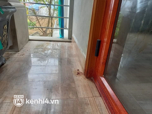Ảnh: Cận cảnh hiện trường và góc cửa sổ nơi gã đàn ông đứng từ tầng 2 nổ súng khiến đôi vợ chồng hàng xóm thương vong ở Thái Nguyên - Ảnh 7. Ảnh: Cận cảnh hiện trường và góc cửa sổ nơi gã đàn ông đứng từ tầng 2 nổ súng khiến đôi vợ chồng hàng xóm thương vong ở Thái Nguyên - Ảnh 7.
