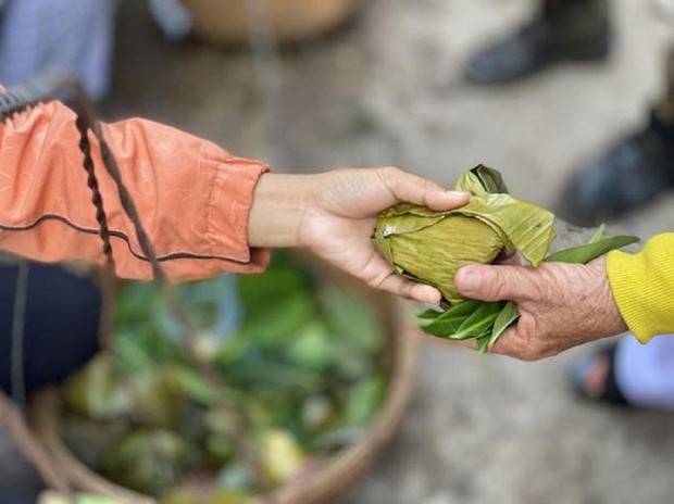 Ngơ ngác cảnh tượng có 1 0 2 ở Việt Nam: Cả chục người thi nhau vặt lá để lấy nó thay tiền đi mua... đồ ăn! - Ảnh 2. Ngơ ngác cảnh tượng có 1 0 2 ở Việt Nam: Cả chục người thi nhau vặt lá để lấy nó thay tiền đi mua... đồ ăn! - Ảnh 2.
