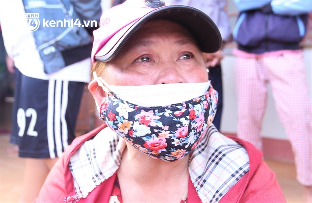 Vụ cha ném con 5 tuổi xuống sông: Bà ngoại đòi cháu, bị con rể đạp vào ghế, dọa ném đá vào đầu - Ảnh 4. Vụ cha ném con 5 tuổi xuống sông: Bà ngoại đòi cháu, bị con rể đạp vào ghế, dọa ném đá vào đầu - Ảnh 4.