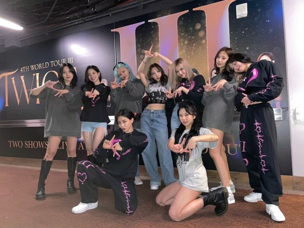 Ủa gì kì: TWICE vắng mặt trong concert Mỹ của chính mình, nhường spotlight cho nhóm nữ tân binh hầm hố nào đây? - Ảnh 1. Ủa gì kì: TWICE vắng mặt trong concert Mỹ của chính mình, nhường spotlight cho nhóm nữ tân binh hầm hố nào đây? - Ảnh 1.