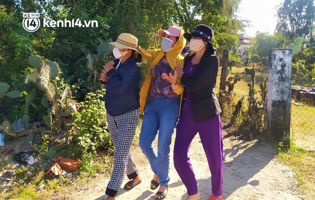 Vụ cha ném con 5 tuổi xuống sông: Bà ngoại đòi cháu, bị con rể đạp vào ghế, dọa ném đá vào đầu - Ảnh 3. Vụ cha ném con 5 tuổi xuống sông: Bà ngoại đòi cháu, bị con rể đạp vào ghế, dọa ném đá vào đầu - Ảnh 3.