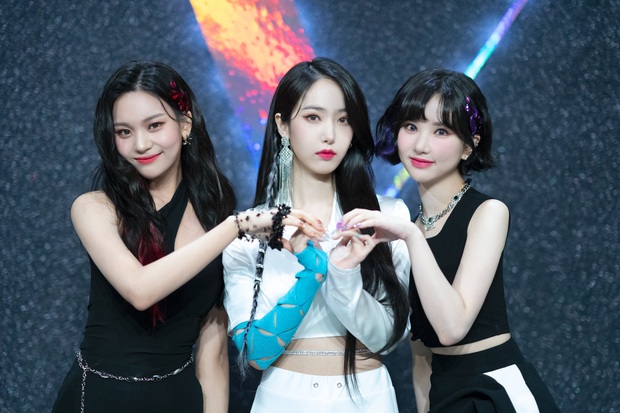 Em gái G-Friend ngang ngược hết sức: Debut 8 ngày đã hát encore lần thứ... 73, năng lực liệu có sánh bằng đàn chị? - Ảnh 2. Em gái G-Friend ngang ngược hết sức: Debut 8 ngày đã hát encore lần thứ... 73, năng lực liệu có sánh bằng đàn chị? - Ảnh 2.