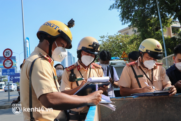 CSGT TP.HCM ra quân xử phạt xe 3 bánh, tài xế ngậm ngùi: “Cả gia đình trông chờ vào chiếc xe này nên tôi phải liều” - Ảnh 3.