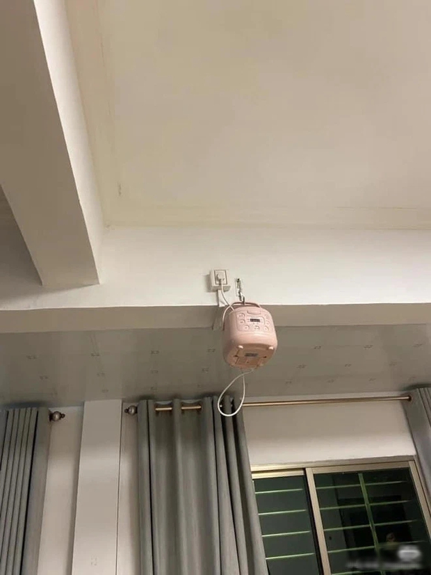 Nam sinh mới lên thành phố đi cắm nồi cơm, zoom kĩ vị trí phát hiện điều sai sai: Muốn ăn cơm mà cũng khốn khổ quá! - Ảnh 1. Nam sinh mới lên thành phố đi cắm nồi cơm, zoom kĩ vị trí phát hiện điều sai sai: Muốn ăn cơm mà cũng khốn khổ quá! - Ảnh 1.