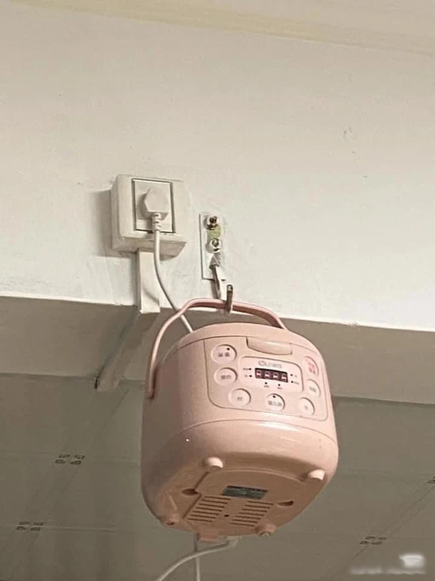 Nam sinh mới lên thành phố đi cắm nồi cơm, zoom kĩ vị trí phát hiện điều sai sai: Muốn ăn cơm mà cũng khốn khổ quá! - Ảnh 2. Nam sinh mới lên thành phố đi cắm nồi cơm, zoom kĩ vị trí phát hiện điều sai sai: Muốn ăn cơm mà cũng khốn khổ quá! - Ảnh 2.