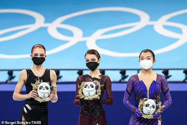 Clip gây bão: VĐV Olympic “giận cả thế giới” khóc lóc làm loạn khi chỉ được huy chương bạc, tuyên bố ghét nghề, đòi giải nghệ ngay và luôn - Ảnh 4. Clip gây bão: VĐV Olympic “giận cả thế giới” khóc lóc làm loạn khi chỉ được huy chương bạc, tuyên bố ghét nghề, đòi giải nghệ ngay và luôn - Ảnh 4.