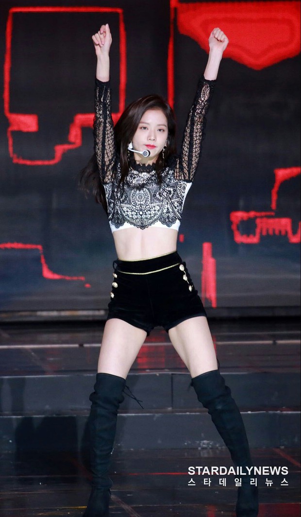 13 bức ảnh khiến fan Kpop yêu cầu các công ty đóng cửa phòng gym ngay và luôn! - Ảnh 12. 13 bức ảnh khiến fan Kpop yêu cầu các công ty đóng cửa phòng gym ngay và luôn! - Ảnh 12.