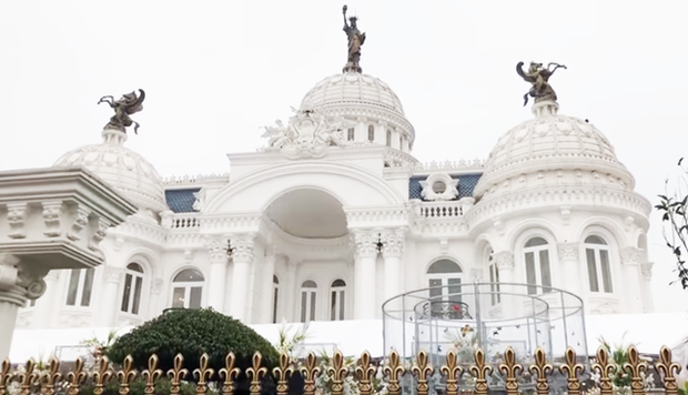 Lâu đài trắng xứ Thanh khiến dân mạng xỉu ngang xỉu dọc: Toàn bộ nội thất mạ vàng, sử dụng 1000 bóng đèn led, trị giá lên tới trăm tỷ - Ảnh 3. Lâu đài trắng xứ Thanh khiến dân mạng xỉu ngang xỉu dọc: Toàn bộ nội thất mạ vàng, sử dụng 1000 bóng đèn led, trị giá lên tới trăm tỷ - Ảnh 3.
