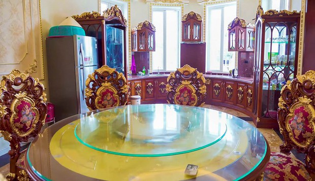 Lâu đài trắng xứ Thanh khiến dân mạng xỉu ngang xỉu dọc: Toàn bộ nội thất mạ vàng, sử dụng 1000 bóng đèn led, trị giá lên tới trăm tỷ - Ảnh 6. Lâu đài trắng xứ Thanh khiến dân mạng xỉu ngang xỉu dọc: Toàn bộ nội thất mạ vàng, sử dụng 1000 bóng đèn led, trị giá lên tới trăm tỷ - Ảnh 6.