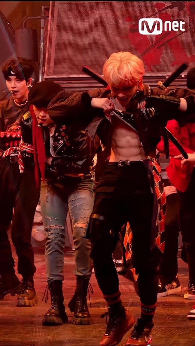 13 bức ảnh khiến fan Kpop yêu cầu các công ty đóng cửa phòng gym ngay và luôn! - Ảnh 6. 13 bức ảnh khiến fan Kpop yêu cầu các công ty đóng cửa phòng gym ngay và luôn! - Ảnh 6.