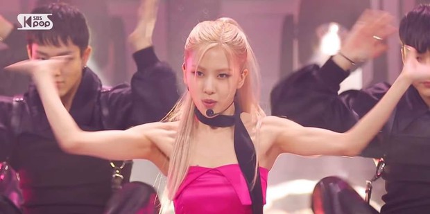 13 bức ảnh khiến fan Kpop yêu cầu các công ty đóng cửa phòng gym ngay và luôn! - Ảnh 8. 13 bức ảnh khiến fan Kpop yêu cầu các công ty đóng cửa phòng gym ngay và luôn! - Ảnh 8.