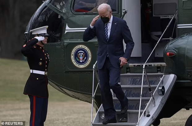 Chiếc iPhone đặc biệt của Tổng thống Joe Biden gây chú ý bởi chi tiết thể hiện quyền lực có 1 không 2 - Ảnh 1.