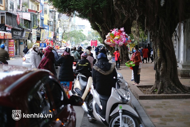 Chiều mùng 2 Tết, người dân Hà Nội xếp hàng xin chữ và khấn vọng bên ngoài Văn Miếu - Quốc Tử Giám - Ảnh 1.