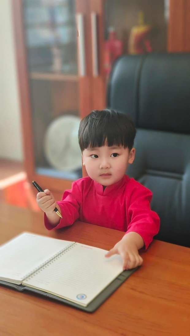 Con trai Hòa Minzy xông đất bàn làm việc, vào vai Chủ tịch kí hợp đồng lia lịa nhưng bóng dáng cô thư ký liệu có chiếm spotlight? - Ảnh 2. Con trai Hòa Minzy xông đất bàn làm việc, vào vai Chủ tịch kí hợp đồng lia lịa nhưng bóng dáng cô thư ký liệu có chiếm spotlight? - Ảnh 2.