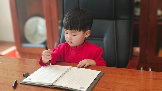 Con trai Hòa Minzy xông đất bàn làm việc, vào vai Chủ tịch kí hợp đồng lia lịa nhưng bóng dáng cô thư ký liệu có chiếm spotlight? - Ảnh 3. Con trai Hòa Minzy xông đất bàn làm việc, vào vai Chủ tịch kí hợp đồng lia lịa nhưng bóng dáng cô thư ký liệu có chiếm spotlight? - Ảnh 3.