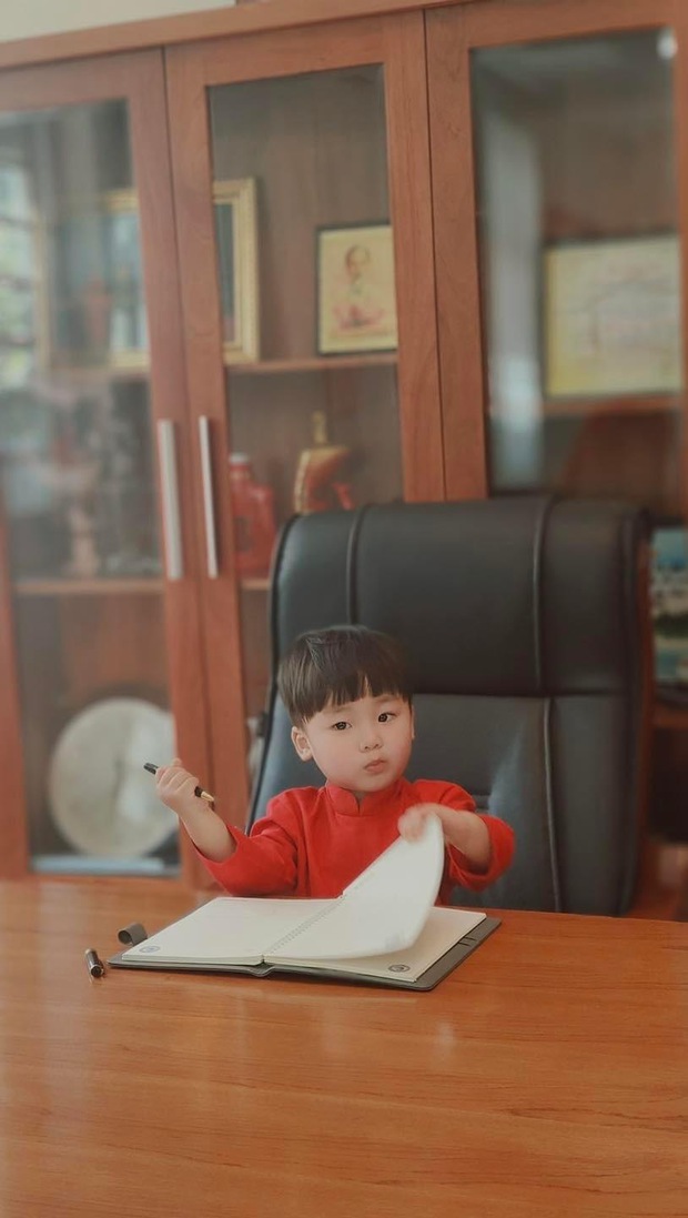 Con trai Hòa Minzy xông đất bàn làm việc, vào vai Chủ tịch kí hợp đồng lia lịa nhưng bóng dáng cô thư ký liệu có chiếm spotlight? - Ảnh 4. Con trai Hòa Minzy xông đất bàn làm việc, vào vai Chủ tịch kí hợp đồng lia lịa nhưng bóng dáng cô thư ký liệu có chiếm spotlight? - Ảnh 4.