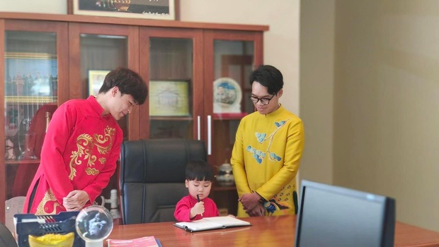 Con trai Hòa Minzy xông đất bàn làm việc, vào vai Chủ tịch kí hợp đồng lia lịa nhưng bóng dáng cô thư ký liệu có chiếm spotlight? - Ảnh 5. Con trai Hòa Minzy xông đất bàn làm việc, vào vai Chủ tịch kí hợp đồng lia lịa nhưng bóng dáng cô thư ký liệu có chiếm spotlight? - Ảnh 5.