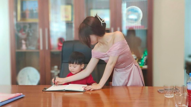 Con trai Hòa Minzy xông đất bàn làm việc, vào vai Chủ tịch kí hợp đồng lia lịa nhưng bóng dáng cô thư ký liệu có chiếm spotlight? - Ảnh 6. Con trai Hòa Minzy xông đất bàn làm việc, vào vai Chủ tịch kí hợp đồng lia lịa nhưng bóng dáng cô thư ký liệu có chiếm spotlight? - Ảnh 6.