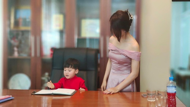 Con trai Hòa Minzy xông đất bàn làm việc, vào vai Chủ tịch kí hợp đồng lia lịa nhưng bóng dáng cô thư ký liệu có chiếm spotlight? - Ảnh 7. Con trai Hòa Minzy xông đất bàn làm việc, vào vai Chủ tịch kí hợp đồng lia lịa nhưng bóng dáng cô thư ký liệu có chiếm spotlight? - Ảnh 7.