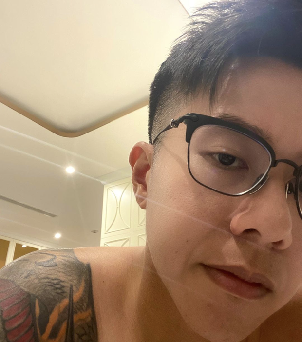 Matt Liu đăng ảnh cởi trần bên trong biệt thự Hương Giang, nội dung thế nào mà netizen nhắc chuyện 18+? - Ảnh 1. Matt Liu đăng ảnh cởi trần bên trong biệt thự Hương Giang, nội dung thế nào mà netizen nhắc chuyện 18+? - Ảnh 1.