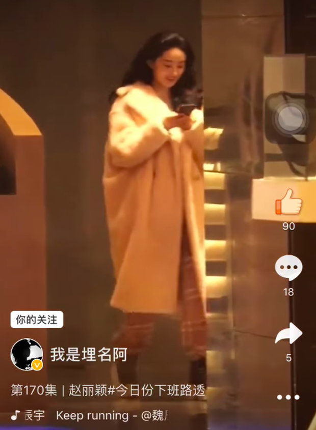 Triệu Lệ Dĩnh hình như có người mới rồi, tất cả nằm ở 1 hành động ngay khi vội vàng rời phim trường? - Ảnh 4.