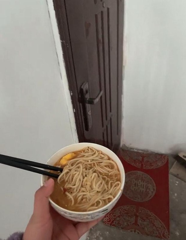 Cô gái lấy chồng xa về thăm nhà bị nhốt ngoài cửa vì một nguyên nhân, cảnh mẹ ruột thập thò cho bát mì khiến ai cũng ngao ngán - Ảnh 1. Cô gái lấy chồng xa về thăm nhà bị nhốt ngoài cửa vì một nguyên nhân, cảnh mẹ ruột thập thò cho bát mì khiến ai cũng ngao ngán - Ảnh 1.