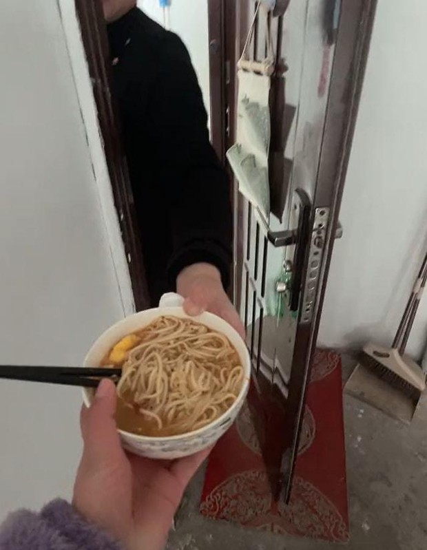 Cô gái lấy chồng xa về thăm nhà bị nhốt ngoài cửa vì một nguyên nhân, cảnh mẹ ruột thập thò cho bát mì khiến ai cũng ngao ngán - Ảnh 2. Cô gái lấy chồng xa về thăm nhà bị nhốt ngoài cửa vì một nguyên nhân, cảnh mẹ ruột thập thò cho bát mì khiến ai cũng ngao ngán - Ảnh 2.