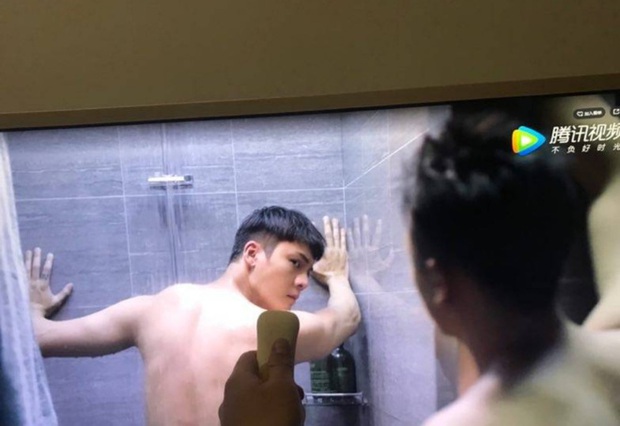Mù mắt với 10 cảnh khoả thân của loạt sao nam HOT nhất Hoa Ngữ: Người tắm chung với 7 mỹ nhân, người còn đẹp hơn cả con gái? - Ảnh 9. Mù mắt với 10 cảnh khoả thân của loạt sao nam HOT nhất Hoa Ngữ: Người tắm chung với 7 mỹ nhân, người còn đẹp hơn cả con gái? - Ảnh 9.