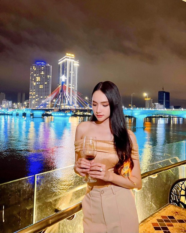 Hôm nay thì thấy cổ Hương Giang rồi nhưng áo thì nude quá ngó không ra... - Ảnh 5. Hôm nay thì thấy cổ Hương Giang rồi nhưng áo thì nude quá ngó không ra... - Ảnh 5.